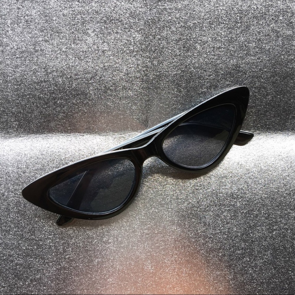 Black cat eye sunnies!